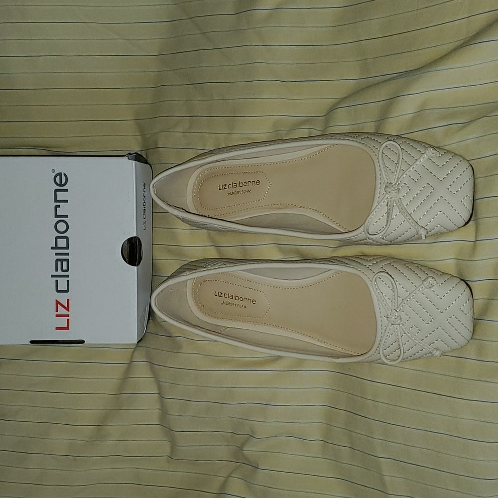 Liz Claiborne Cream Flats Woman's Size 6.5 - Picture 2 of 16
